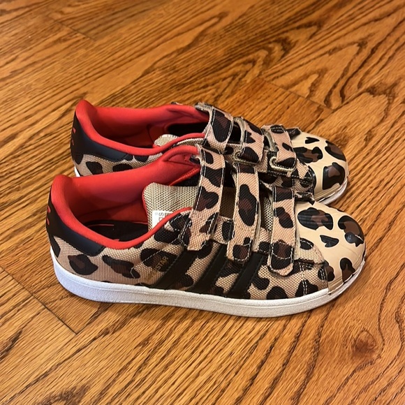 Adidas Girl’s Leopard Superstar Sneakers Size US 3 - Picture 3 of 6